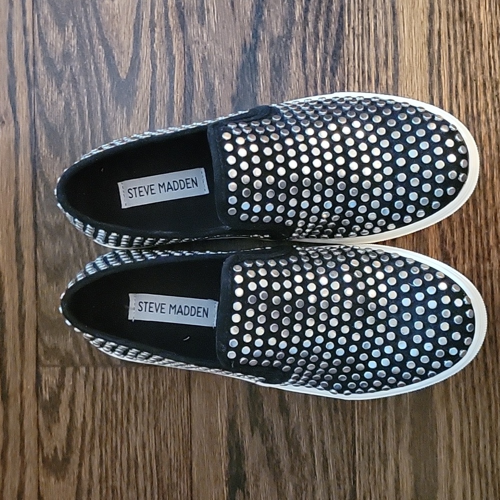 Steve Madden silver flat studded shoes. Size 6, worn once.
